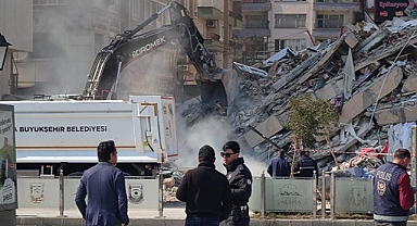 Urfa'da depremde yıkılan binanın enkazı kaldırılıyor!