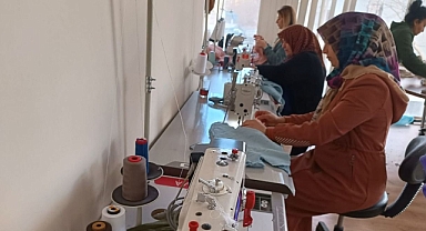 Urfa'da kadınlar depremzedeler için kazak örüyor!