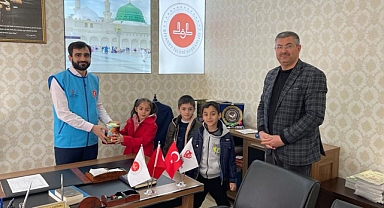 Urfa’daki üçüz kardeşler tek yürek oldu! Kumbaralarını depremzedeler için boşalttı!
