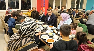 Vali Ayhan depremzedelerle aynı sofrada buluştu! Güzel günler geri gelecek!