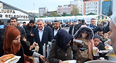 Bakan Nebati ve Başkan Beyazgül, vatandaşlarla iftar yaptı!