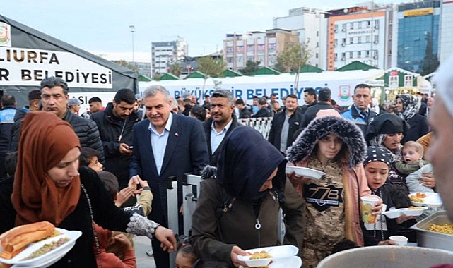 Bakan Nebati ve Başkan Beyazgül, vatandaşlarla iftar yaptı!