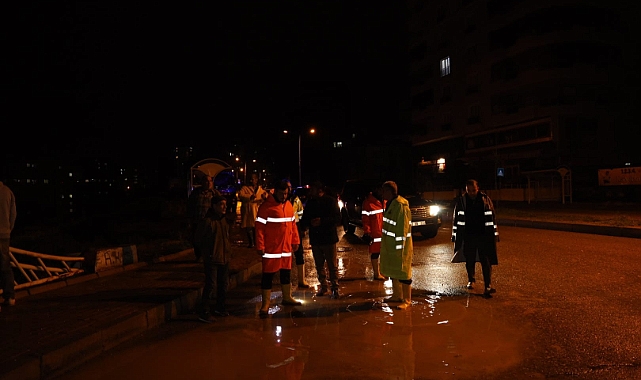 Başkan Beyazgül Gece Boyunca Çalışmaları Sahada Yönetti