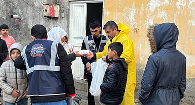 Büyükşehir’den Selden Etkilenen Vatandaşlara Yemek Dağıtımı