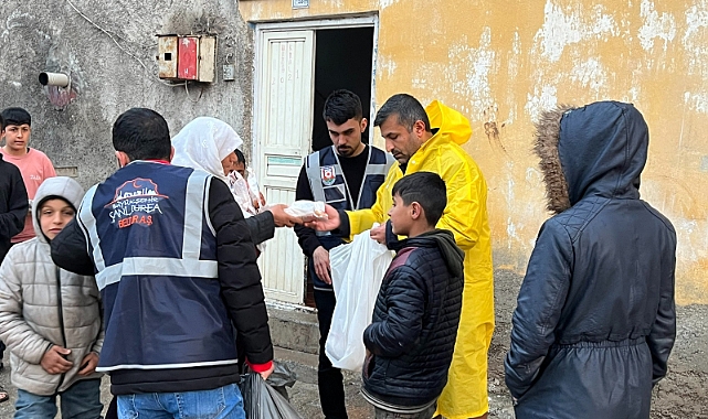 Büyükşehir’den Selden Etkilenen Vatandaşlara Yemek Dağıtımı