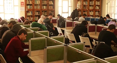 Depremzede öğrenciler sınavlara hazırlanıyor