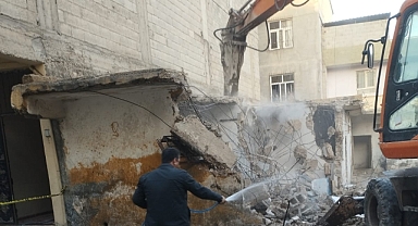 Eyyübiye’de Ağır Hasarlı Yapılar Yıkılıyor