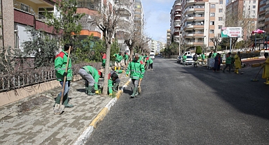 Karaköprü’de Çamurlu Yollar Köşe Bucak Temizleniyor