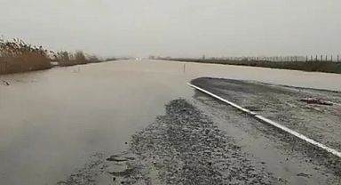 Sel etkili oldu! Akçakale yolu trafiğe kapatıldı!