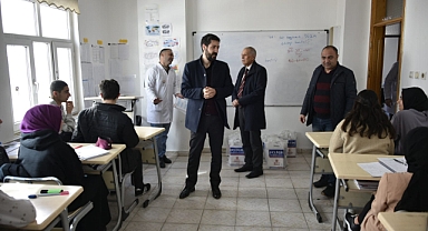 Siverek'te üniversite sınavlarına hazırlanan öğrencilere kitap desteği