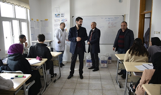 Siverek'te üniversite sınavlarına hazırlanan öğrencilere kitap desteği