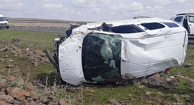 Urfa'da bir araç takla atarak şarampole devrildi!