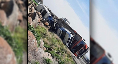 Urfa’da feci kaza: Araç yüklü tır devrildi!