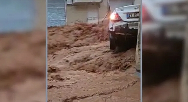 Urfa'da yağış sürüyor: Bazı araçlar suya kapıldı!
