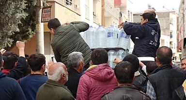 Urfa’yı sel vurmuştu: Büyükşehir’den su dağıtımı ve iletişim çadırı!