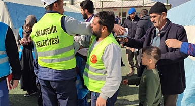 Viranşehir Belediyesi depremzedeleri unutmadı! Adıyaman’da kandil simidi dağıttı