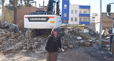 Viranşehir’de depremde hasar gören evler yıkılıyor!