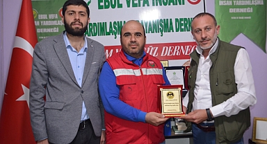 Ebul Vefa Derneğinden Gazeteci Mehmet Çapan'a Anlamlı Plaket