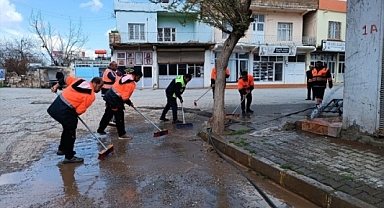 Halfeti'de sağanak sonrası temizlik çalışması başlatıldı
