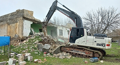 Hilvan’da Yıkım ve Enkaz Kaldırma Çalışmaları Sürüyor
