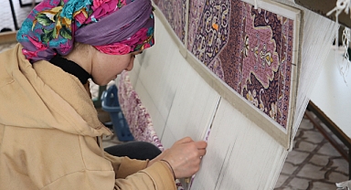 Karaköprü Kırsalında Kadınlar El Emeği Halılar Üretiyor