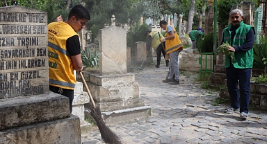 Mezarlıklar Vatandaşların Ziyaretine Hazır Hale Getirildi