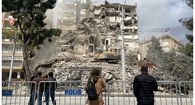 Şanlıurfa'da hasarlı binaların yıkımı sürüyor