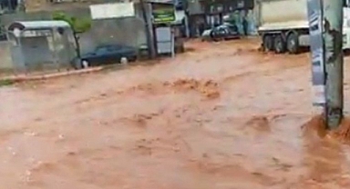 Urfa'nın ilçesinde bir mahalle sele teslim oldu!