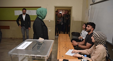 Başkan Ayşe Çakmak oyunu kullandıktan sonra vatandaşlarla sohbet etti