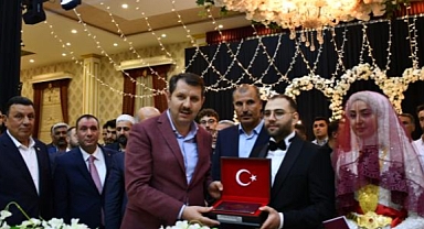 Bürokrat ve Siyasetçileri buluşturan düğün