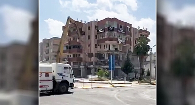 Depremde hasar görmüştü: Urfa'daki binanın yıkım anı saniye saniye kaydedildi!