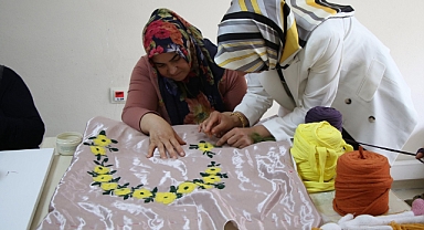 Haliliye'de Kadınlar Öğrenirken Çocukları da Eğleniyor