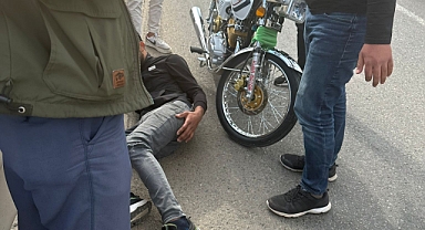 Motosiklet sürücüsü bariyerlere çarparak durabildi.
