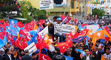 Siverek’te Binlerce Kişi “Türkiye Yüzyılı” İçin İle Tek Yürek
