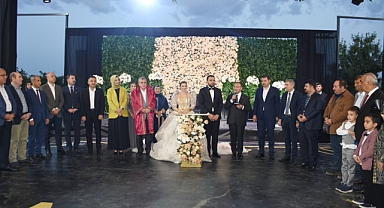 Siyasetçileri ve İş Dünyasını Buluşturan Düğün