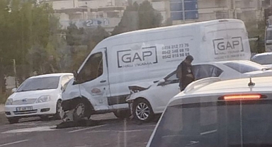 Urfa'da 2 araç çarpıştı!