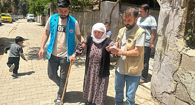 Urfa'da hastalar sağlıkçılar eşliğinde sandığa gidiyor!