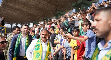 Yetim, maçı tribünden takip etti: Taraftarlardan yoğun ilgi!