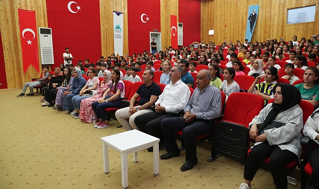 Başkan Kuş, Tiyatroda Öğrencilerle Buluştu
