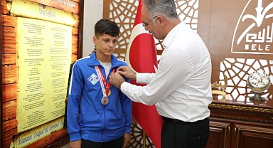 Başkan Mehmet Kuş Şampiyonları Ödüllendirdi