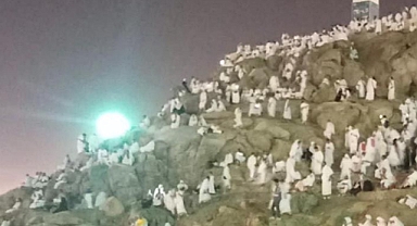 Bugün binlerce hacı adayı Arafat'taydı! Şimdi Müzdelife bölgesine iniyorlar!