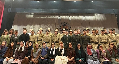 Çanakkale Tiyatrosu ayakla alkışlandı