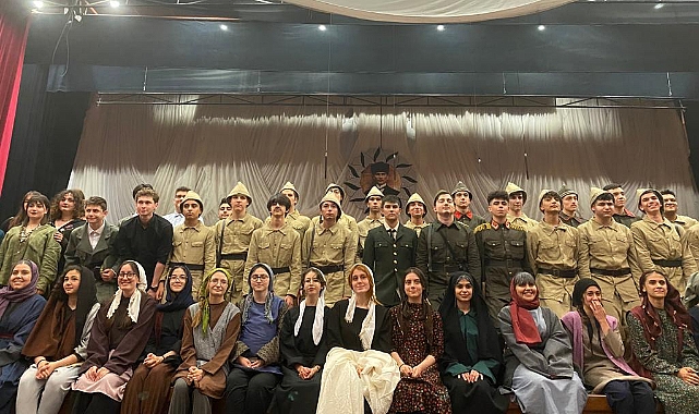 Çanakkale Tiyatrosu ayakla alkışlandı