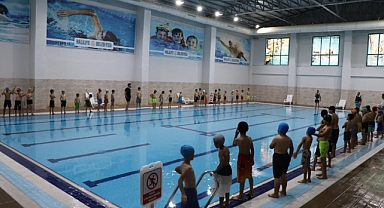 Haliliye'de eğitmenler eşliğinde çocuklar yüzme öğreniyor