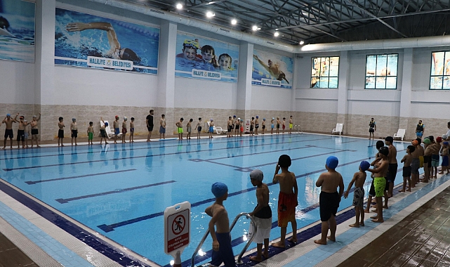Haliliye'de eğitmenler eşliğinde çocuklar yüzme öğreniyor