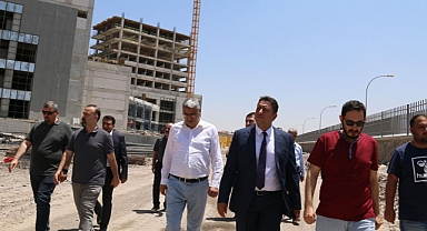 İnşaatı sürüyor! Müdür Solmaz incelemelerde bulundu!