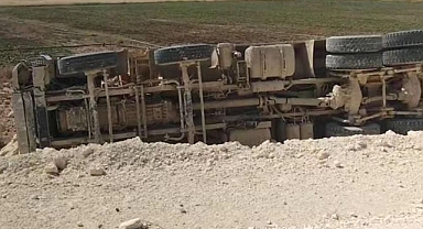 Urfa'da hafriyat kamyonu devrildi!
