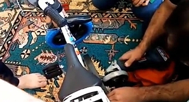 Urfa’da kız çocuğunun parmağı zincire sıkıştı!