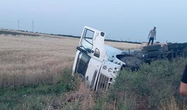 Urfa'da kontrolden çıkan tır devrildi!