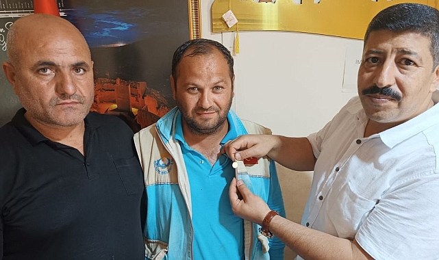 Urfa’da mahalle muhtarı temizlik personelini ödüllendirdi!